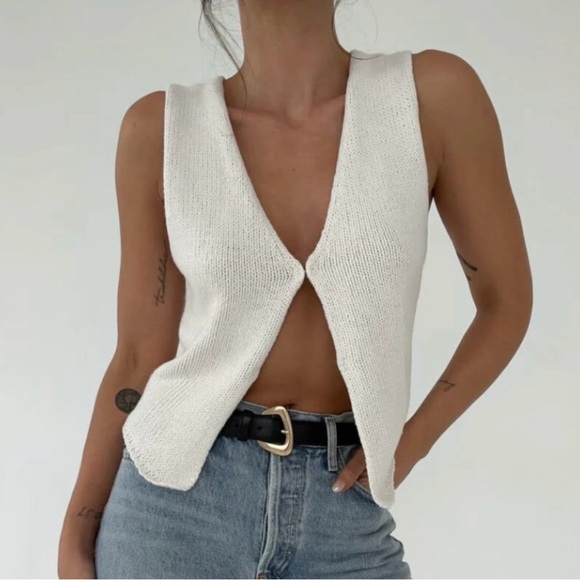 Elegant White Sleeveless Top - Picture 5 of 8